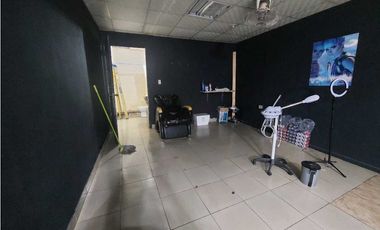 Se vende casa con dos locales comerciales en La Villa de Los Santos.