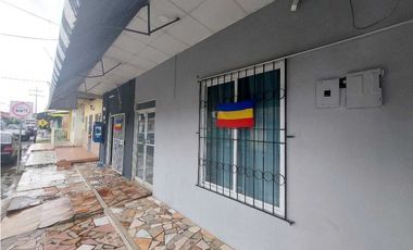 Se vende casa con dos locales comerciales en La Villa de Los Santos.