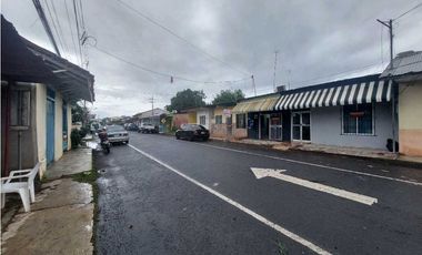 Se vende casa con dos locales comerciales en La Villa de Los Santos.