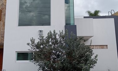 Casa en Venta en Residencial Las Moras, de una planta con doble altura La Tijera