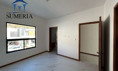 Hermosa casa nueva en Bosque Real con recámara en planta baja