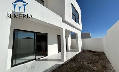 Hermosa casa nueva en Bosque Real con recámara en planta baja