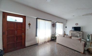 Casa en  venta - 3 dormitorios - 2 baños- jardin - cochera cubierta - galpon -