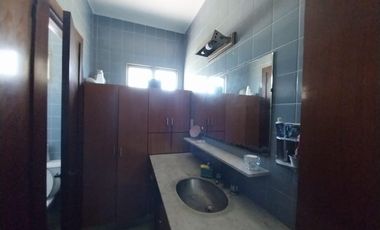 Casa en  venta - 3 dormitorios - 2 baños- jardin - cochera cubierta - galpon -