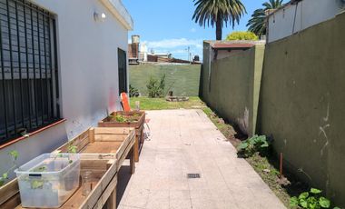Casa en  venta - 3 dormitorios - 2 baños- jardin - cochera cubierta - galpon -