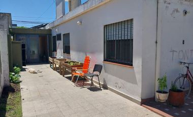 Casa en  venta - 3 dormitorios - 2 baños- jardin - cochera cubierta - galpon -