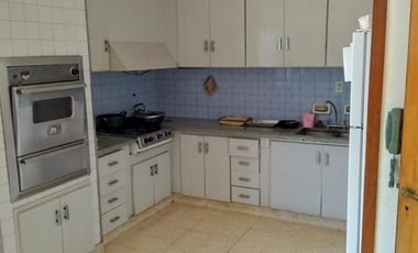 Casa en  venta - 3 dormitorios - 2 baños- jardin - cochera cubierta - galpon -