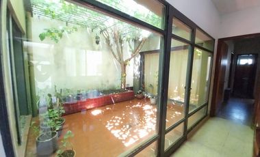 Casa en  venta - 3 dormitorios - 2 baños- jardin - cochera cubierta - galpon -