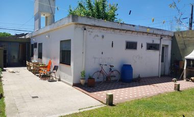 Casa en  venta - 3 dormitorios - 2 baños- jardin - cochera cubierta - galpon -