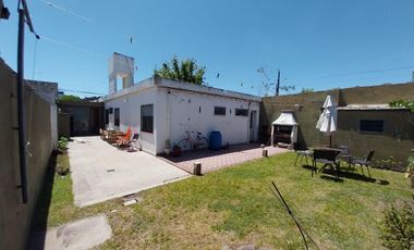Casa en  venta - 3 dormitorios - 2 baños- jardin - cochera cubierta - galpon -