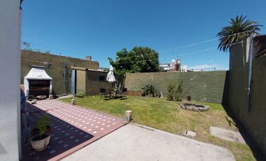 Casa en  venta - 3 dormitorios - 2 baños- jardin - cochera cubierta - galpon -