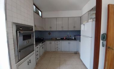Casa en  venta - 3 dormitorios - 2 baños- jardin - cochera cubierta - galpon -