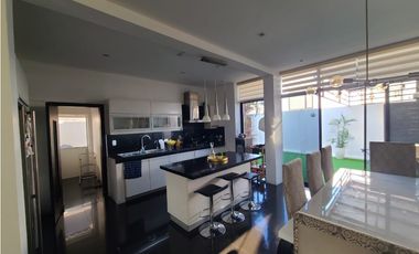Casa en venta Urbanizacion Altos de Manta Beach.