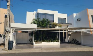 Casa en venta Urbanizacion Altos de Manta Beach.