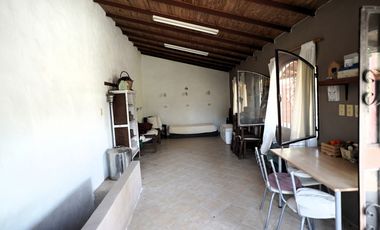 Venta Hermosa Casa en esquina de 3 dormitorios con quincho y pileta