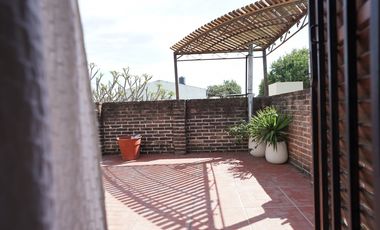 Venta Hermosa Casa en esquina de 3 dormitorios con quincho y pileta