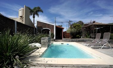 Venta Hermosa Casa en esquina de 3 dormitorios con quincho y pileta