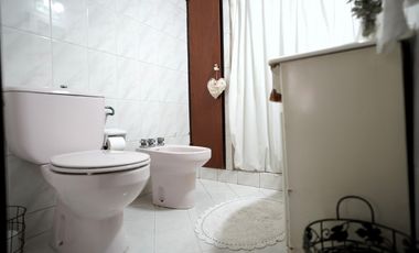 Venta Hermosa Casa en esquina de 3 dormitorios con quincho y pileta