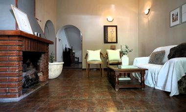 Venta Hermosa Casa en esquina de 3 dormitorios con quincho y pileta