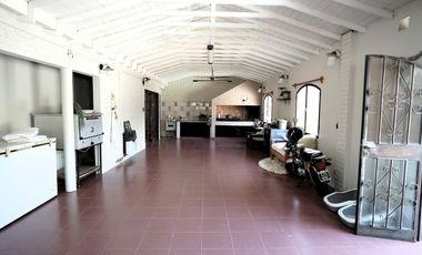 Venta Hermosa Casa en esquina de 3 dormitorios con quincho y pileta