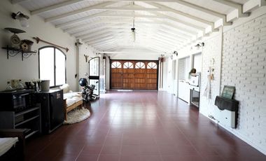 Venta Hermosa Casa en esquina de 3 dormitorios con quincho y pileta