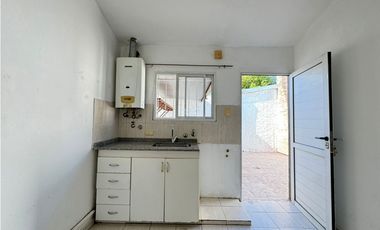 Venta casa dos dormitorios con cochera zona Almafuerte, Bazan y Bustos