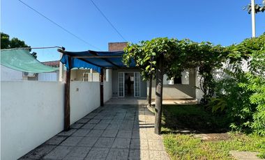 Venta casa dos dormitorios con cochera zona Almafuerte, Bazan y Bustos