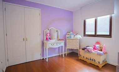 Venta hermosa casa en condominio en Las Condes.