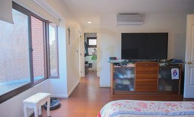 Venta hermosa casa en condominio en Las Condes.