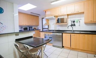 Venta hermosa casa en condominio en Las Condes.