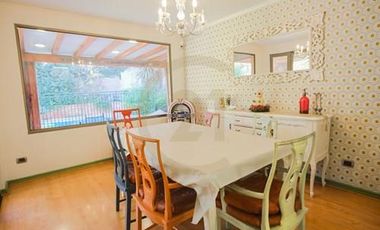Venta hermosa casa en condominio en Las Condes.