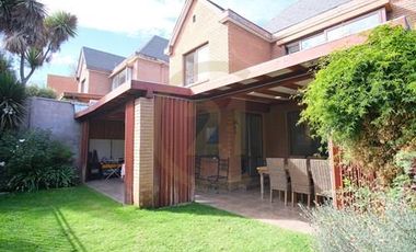 Venta hermosa casa en condominio en Las Condes.