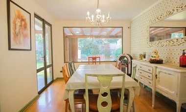 Venta hermosa casa en condominio en Las Condes.
