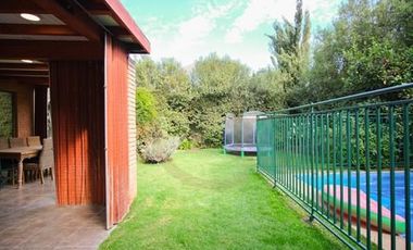 Venta hermosa casa en condominio en Las Condes.