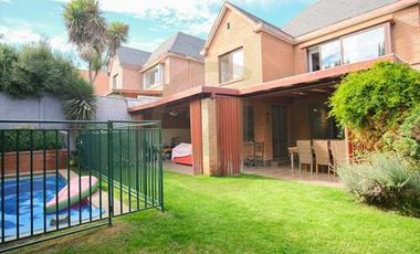 Venta hermosa casa en condominio en Las Condes.
