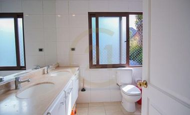 Venta hermosa casa en condominio en Las Condes.