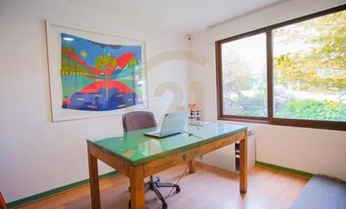 Venta hermosa casa en condominio en Las Condes.