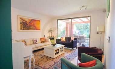 Venta hermosa casa en condominio en Las Condes.