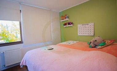 Venta hermosa casa en condominio en Las Condes.