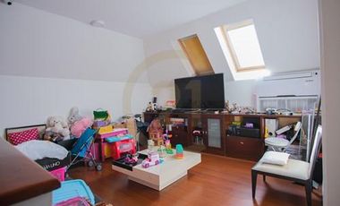 Venta hermosa casa en condominio en Las Condes.