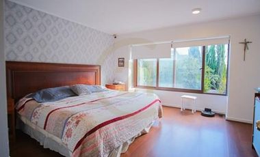 Venta hermosa casa en condominio en Las Condes.