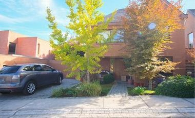Venta hermosa casa en condominio en Las Condes.