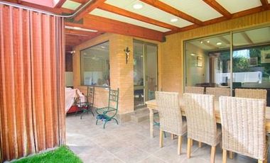 Venta hermosa casa en condominio en Las Condes.