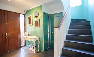 Venta hermosa casa en condominio en Las Condes.