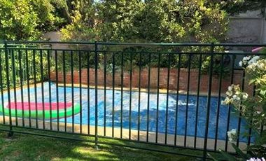 Venta hermosa casa en condominio en Las Condes.