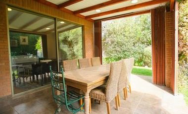 Venta hermosa casa en condominio en Las Condes.