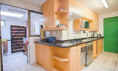 Venta hermosa casa en condominio en Las Condes.