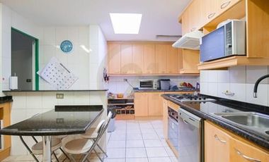 Venta hermosa casa en condominio en Las Condes.