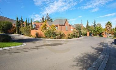 Venta hermosa casa en condominio en Las Condes.