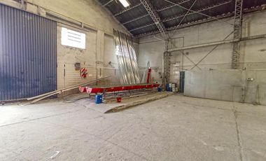 Gran galpón de 1.338 m² más playa de estacionamiento